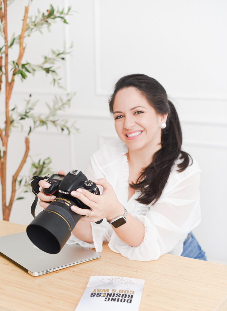 lifestyle headshot of miami maternity photographer Meivys MSP